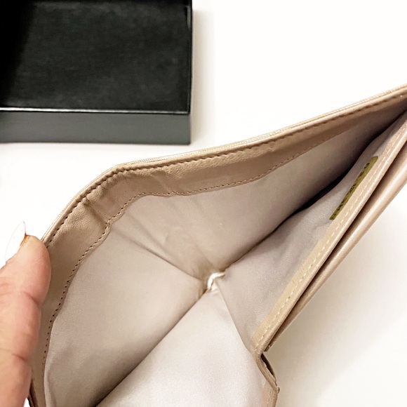 ✨GUC • CHANEL Beige New
Line Travel Bifold Wallet ✨AUTHENTIC - Picture 6 of 12